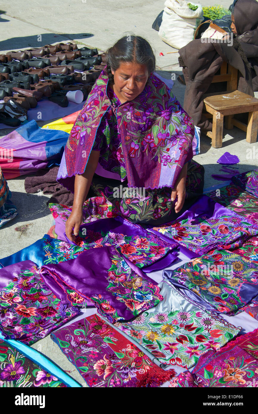 Tzotzil indische Textilindustrie Hersteller Sonntagsmarkt San Lorenzo Zinacantan Dorf Chiapas-Mexiko Stockfoto