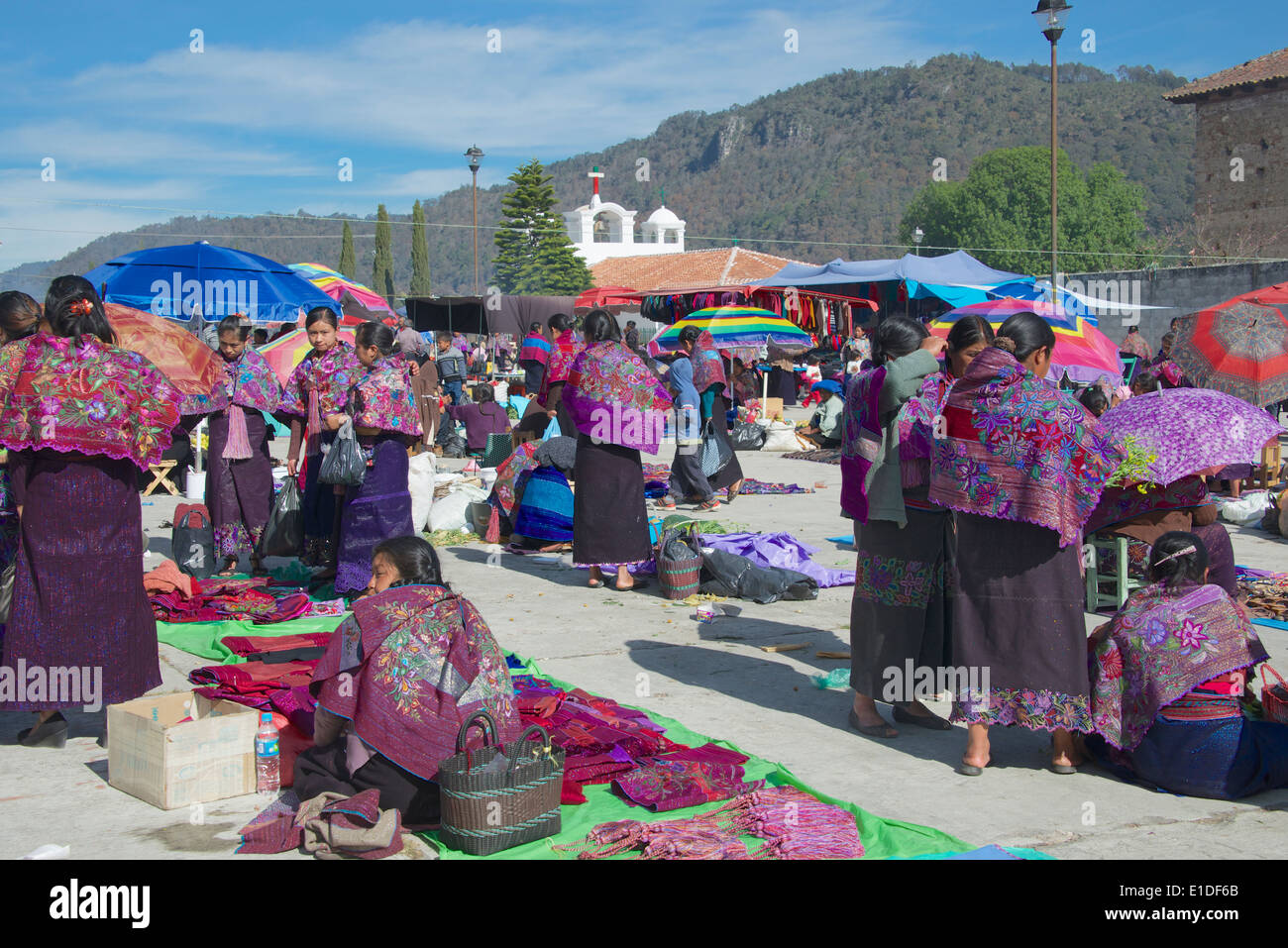 Tzotzil Inderinnen Sonntagsmarkt San Lorenzo Zinacantan Dorf Chiapas-Mexiko Stockfoto
