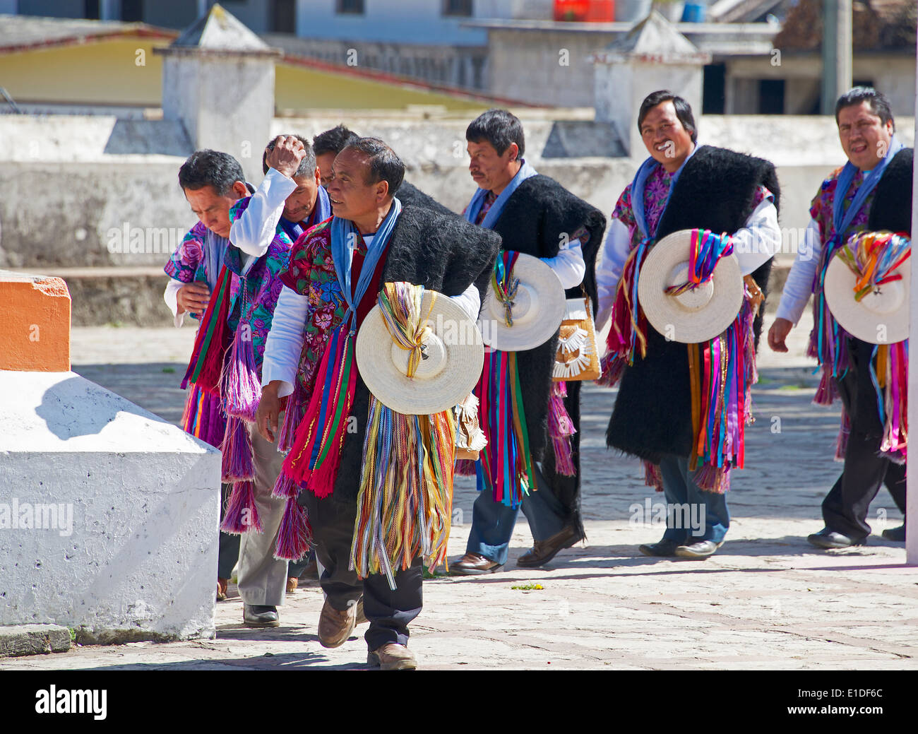 Tzotzil Dorfältesten Ankunft in traditionelle formale Kleidung Sonntag Kirche San Lorenzo Zinacantan Dorf Chiapas-Mexiko Stockfoto