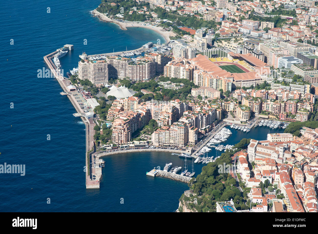 LUFTAUFNAHME. Das Wohnviertel Fontvieille, das auf zurückgewonnenen Grundstücken erbaut wurde, war das größte Erweiterungsprojekt des Fürstentums Monaco. Stockfoto