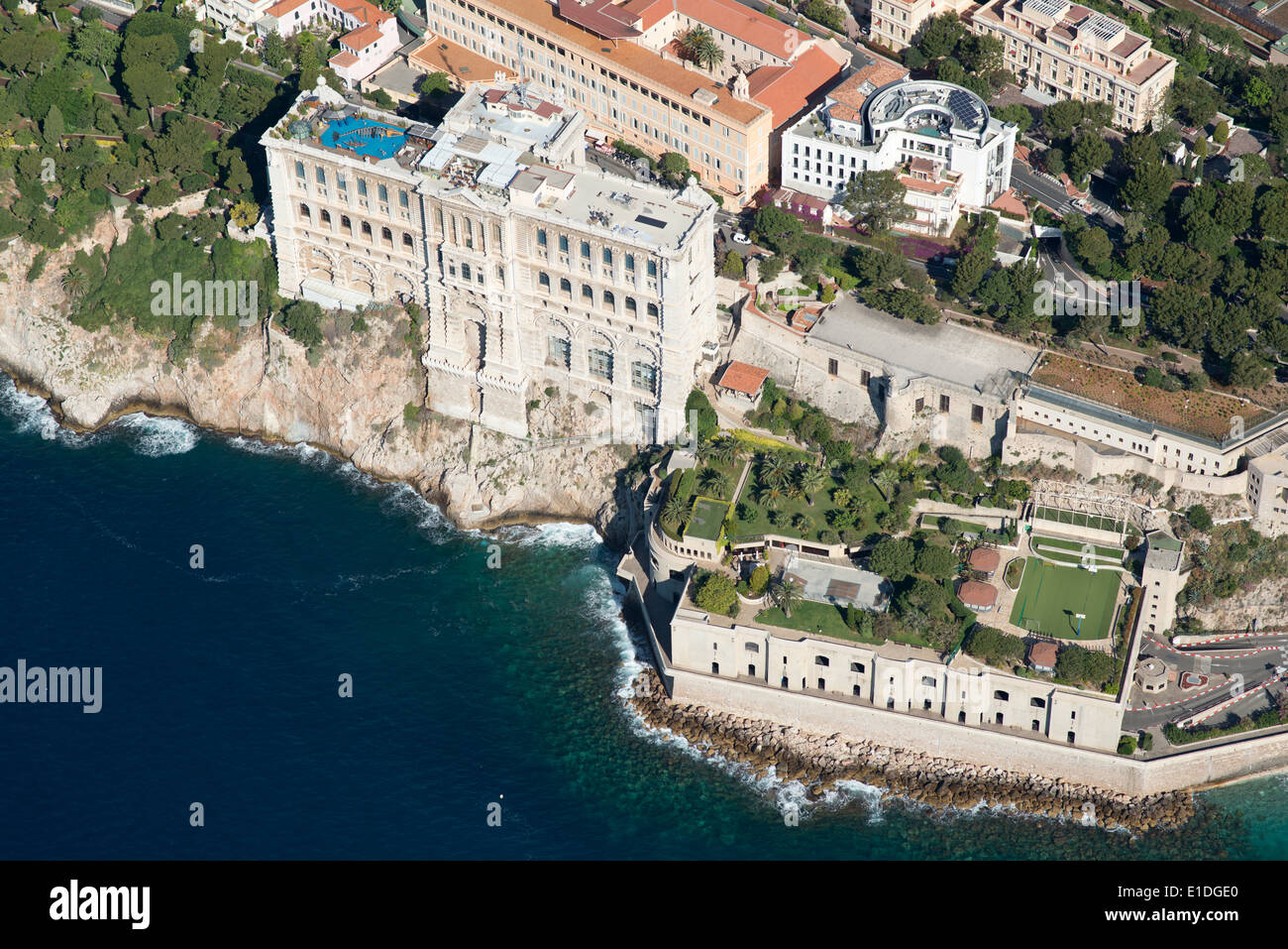 LUFTAUFNAHME. Historisches Ozeanographisches Museum auf einer Klippe mit Blick auf das Mittelmeer. Monaco-Ville (auch bekannt als The Rock), Fürstentum Monaco. Stockfoto