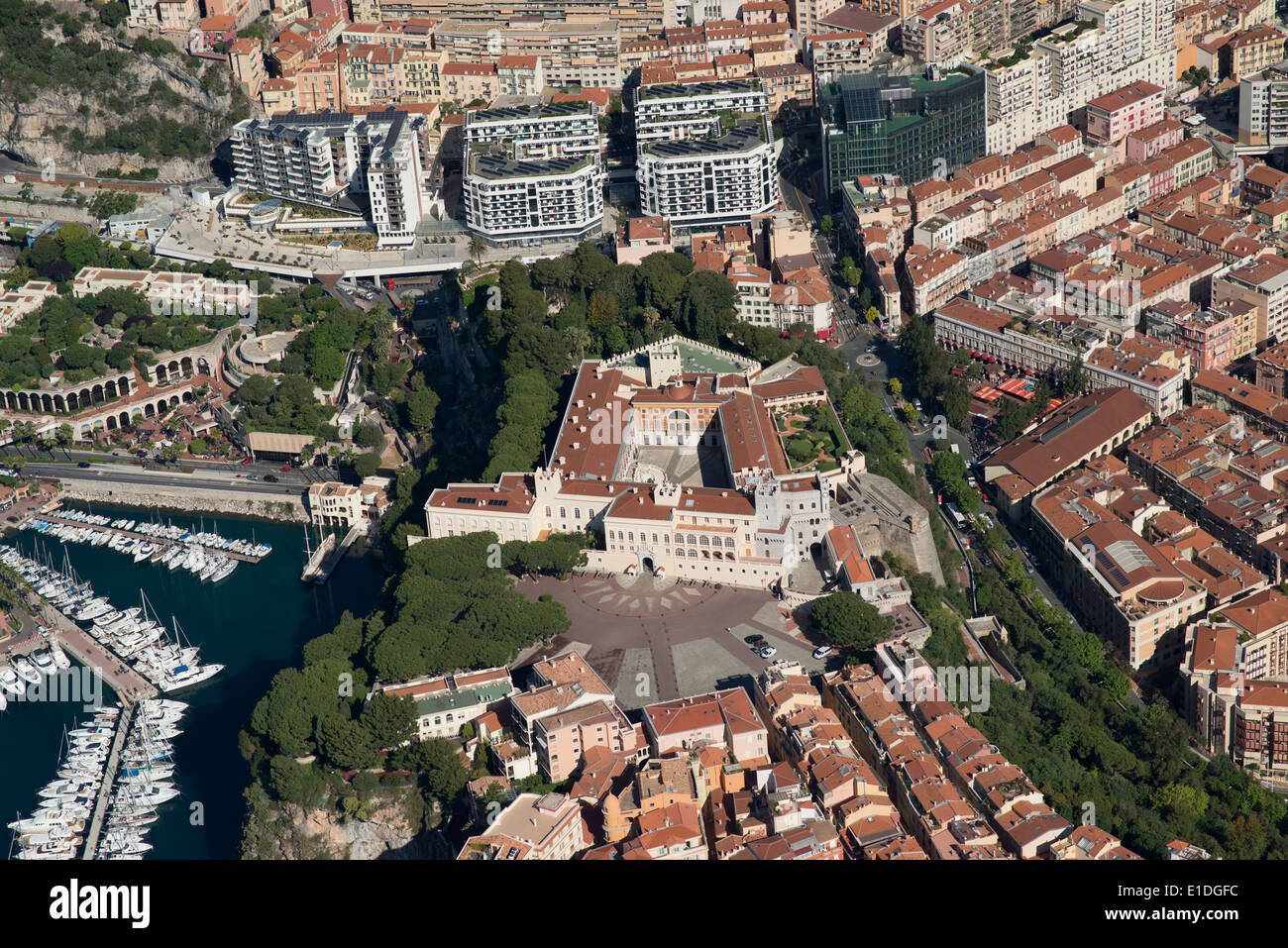 LUFTAUFNAHME. Prinzenpalast. Monaco-Ville (auch bekannt als The Rock), Fürstentum Monaco. Stockfoto
