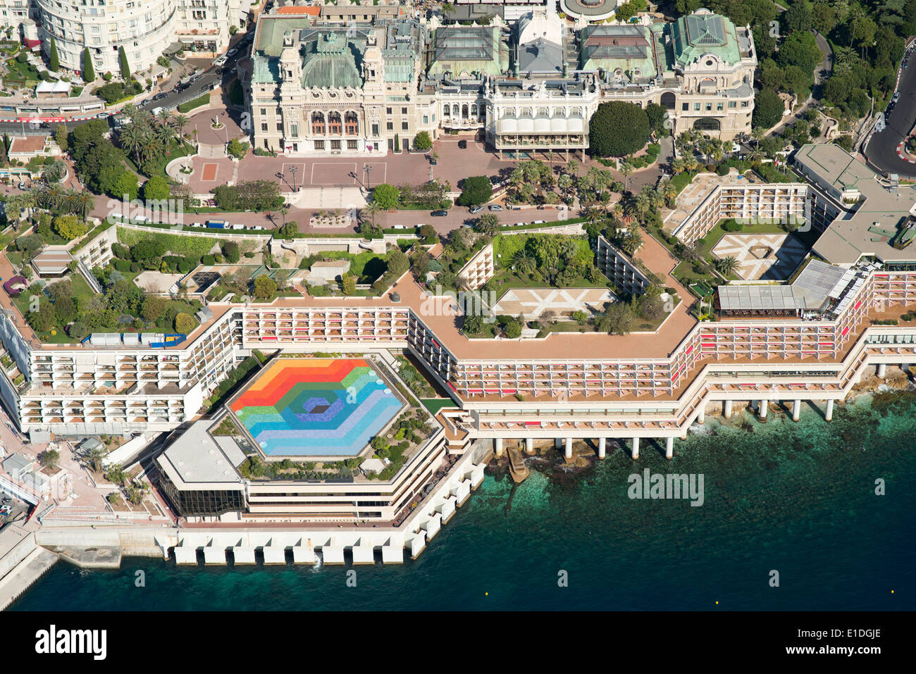 LUFTAUFNAHME. Das Fairmont Hotel liegt am Meer und hinter dem Monte-Carlo Casino. Bezirk von Monte-Carlo, Fürstentum Monaco. Stockfoto