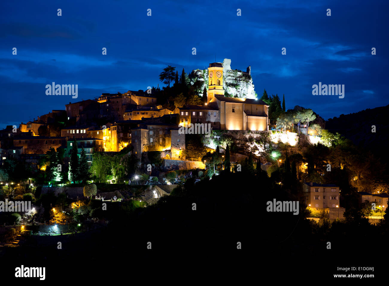 Mittelalterliches Dorf in der Abenddämmerung. Èze-Village, Alpes-Maritimes, Französische Riviera, Frankreich. Stockfoto