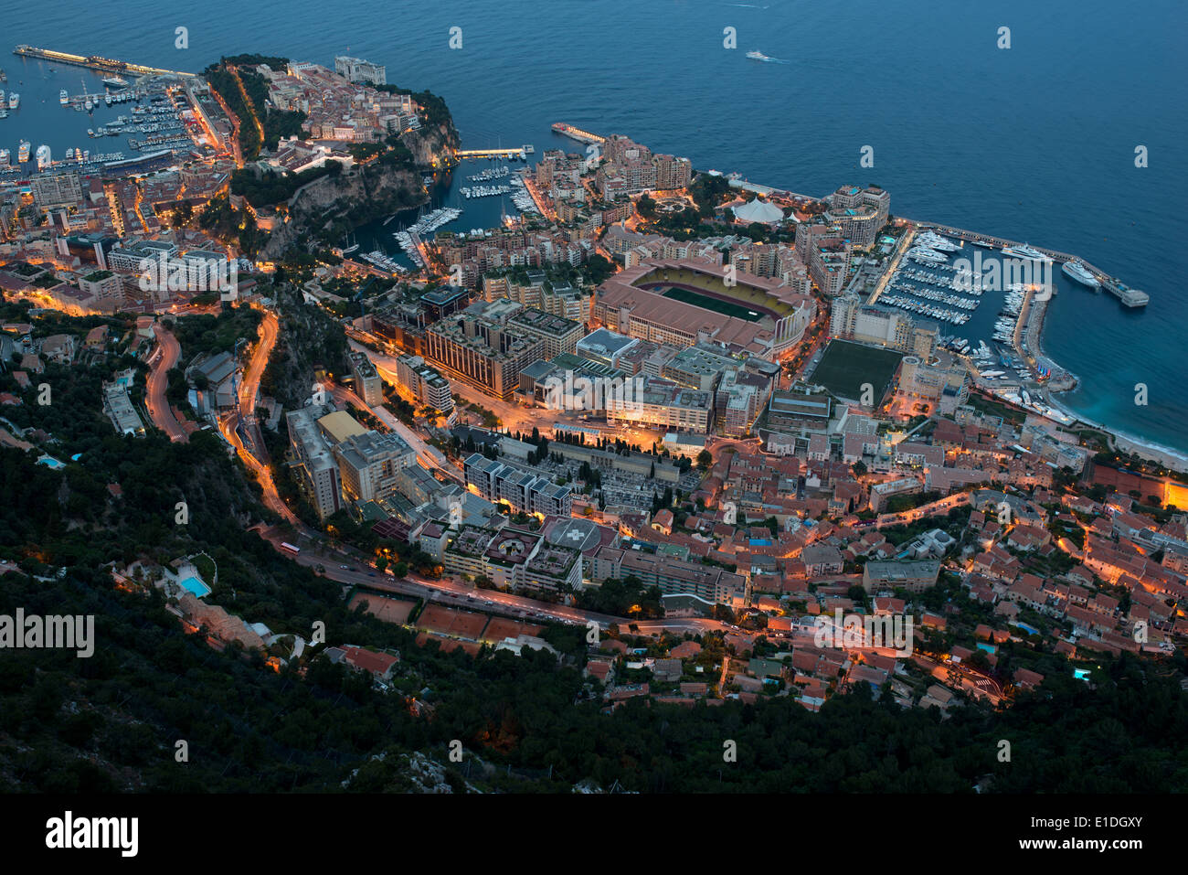 Monaco-Ville alias 'le Rocher' auf seinem felsigen Vorgebirge und dem Stadtteil Fontvieille, der auf zurückgewonnenem Land erbaut wurde. Fürstentum Monaco. Stockfoto