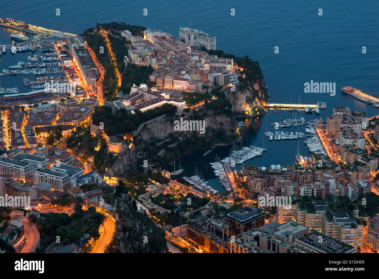 Der Bezirk von Monaco-Ville mit dem Prinzenpalast und dem Ozeanographischen Museum, den beiden prominentesten Gebäuden. Fürstentum Monaco. Stockfoto