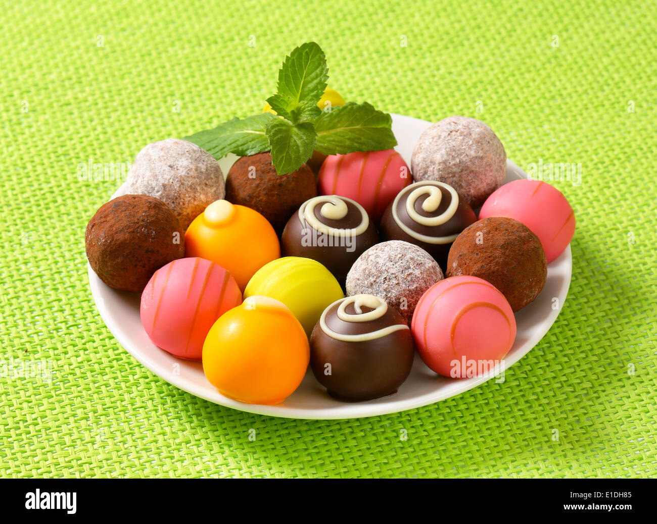 Gemischte Pralinen und Fruchtpralinen ganache Stockfoto