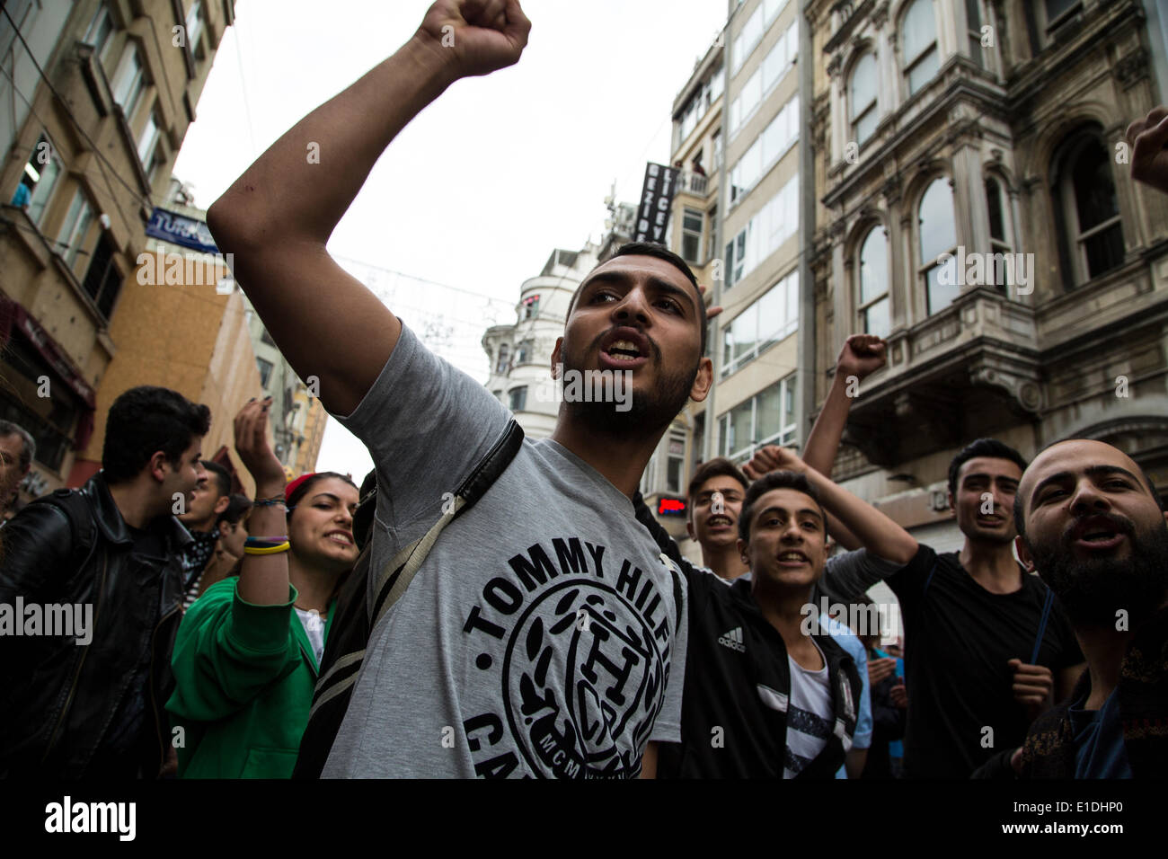 Istanbul, Türkei. 31. Mai 2014. Am Jahrestag der Gezi-Park Proteste der Sommer 2013 Tausende versammeln sich in der Istiklal Caddesi, trotz der Gouverneur, auf strikte Anweisungen von MOI, Fähre und u-Bahn zu stornieren, und trotz rund 25000 Riot Police Officers und schwere Riot Fahrzeuge Sondereinsatz aufsetzen. Eingang zum Taksim-Platz ist von der Polizei ab 14:30 gesperrt. Demonstranten halten weiter auf Istiklal Caddesi anspruchsvolle Eintritt in den Park um denen zu gedenken, die gestorben sammeln durch Polizeigewalt im vergangenen Jahr. Bildnachweis: Bikem Ekberzade/Alamy Live-Nachrichten Stockfoto