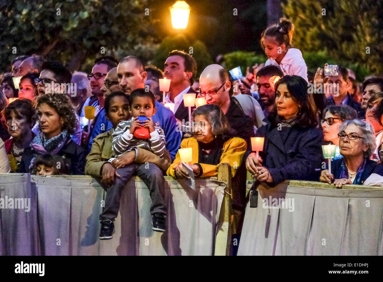 Vatikan-Stadt. 31. Mai 2014. Papst Francis - Feier für die Jungfrau Maria für das Ende des Monats Mai im Vatikan, die Vatikanischen Gärten, Lourdes-Grotte Credit: wirklich Easy Star/Alamy Live News Stockfoto