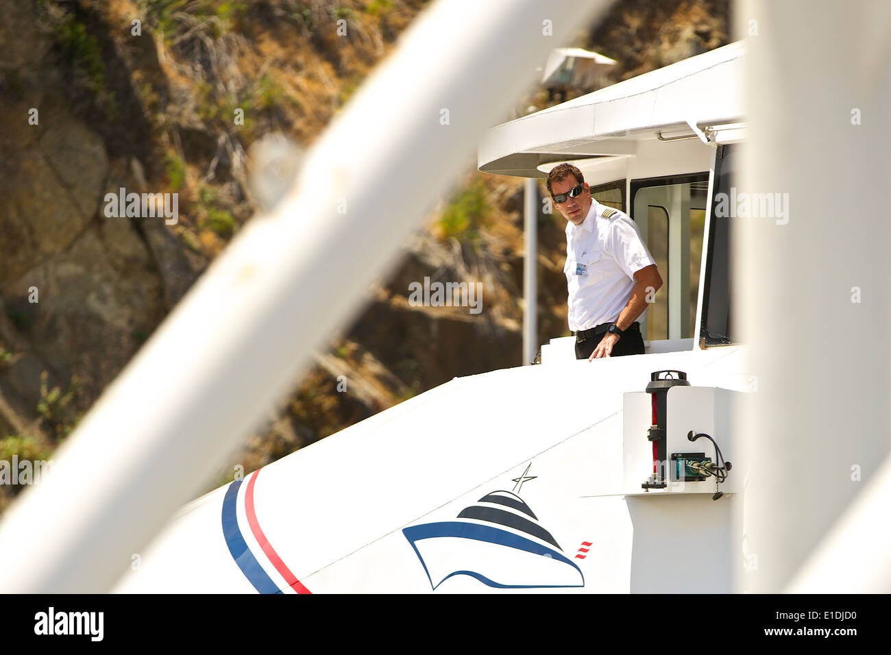 Gehen Achteraus. Kapitän Der Catalina Express SeaCat" Catalina Jet' auf der Brücke, Abfahrt für Long Beach, Kalifornien. Stockfoto