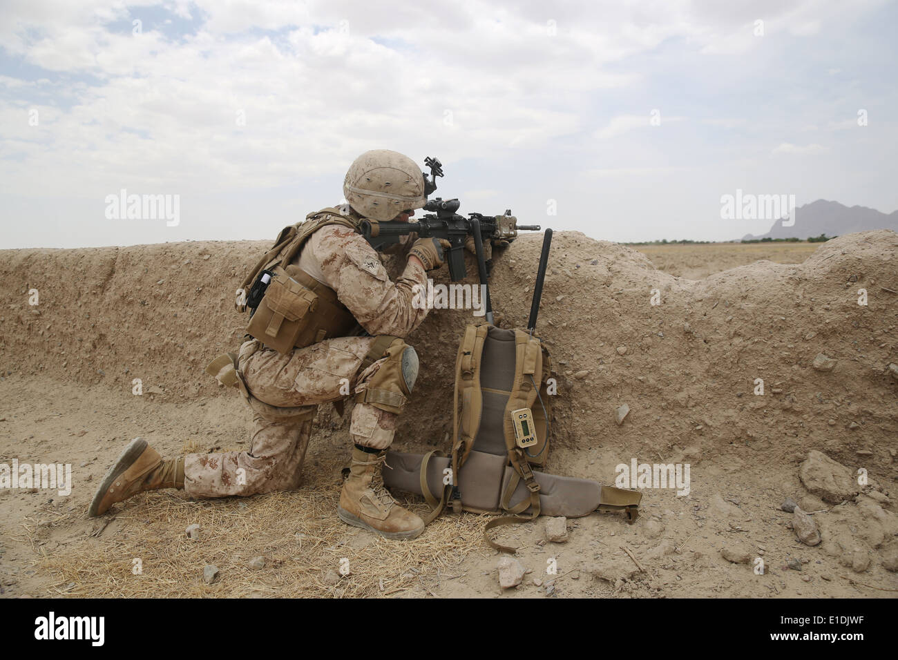 US-Marines mit dem 1. Bataillon, 7. Marineregiment patrouillieren während einer Aufstandsbekämpfung Mission 22. Mai 2014 in Larr Dorf, Provinz Helmand, Afghanistan. Stockfoto