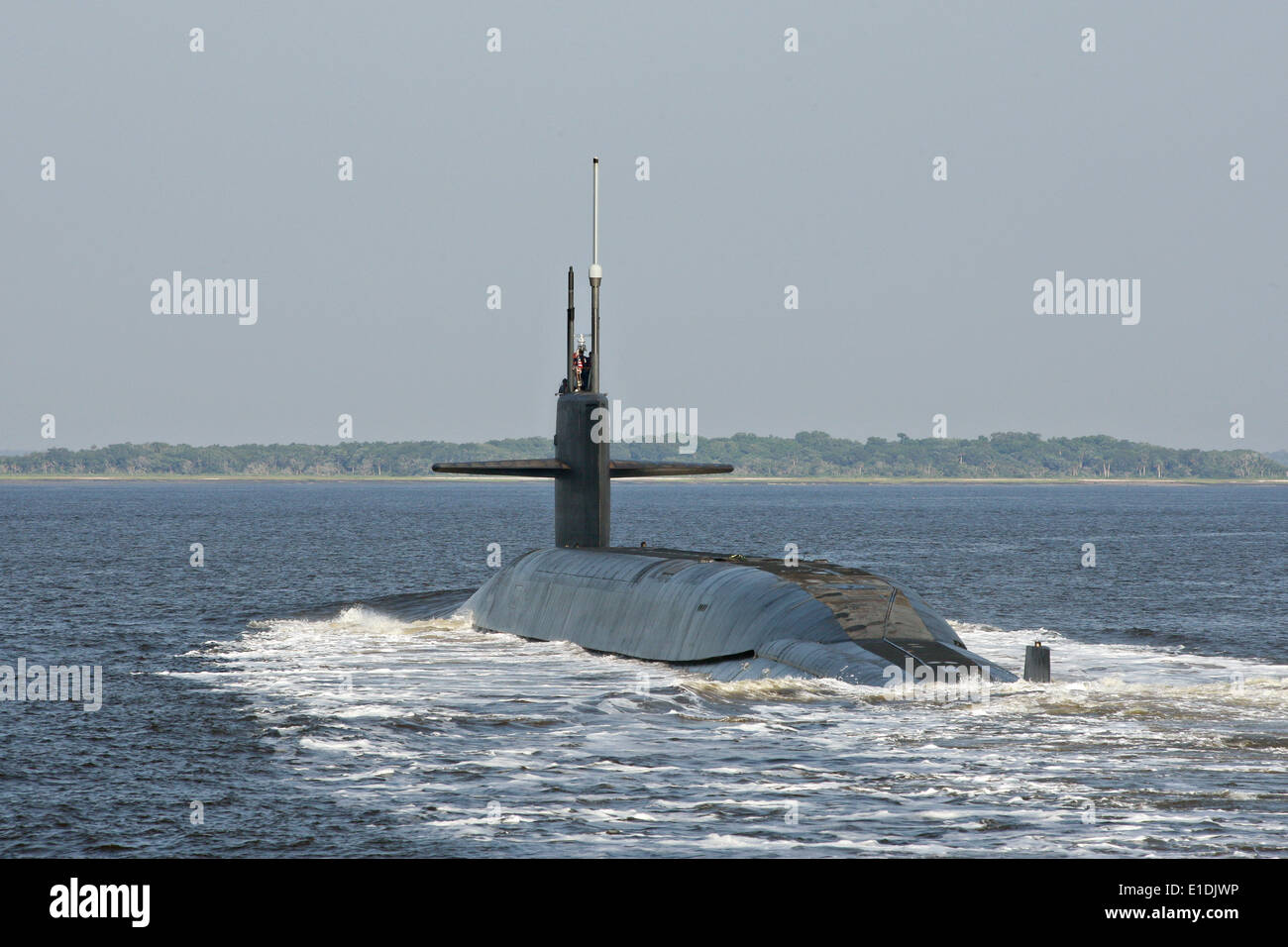 US Navy Ohio-Klasse ballistischen Raketen-u-Boot USS Alaska Kreuzfahrten durch den Cumberland Sound auf den Weg nach Hause 22. Mai 2014 nach Naval Submarine Base Kings Bay in Georgia. Stockfoto