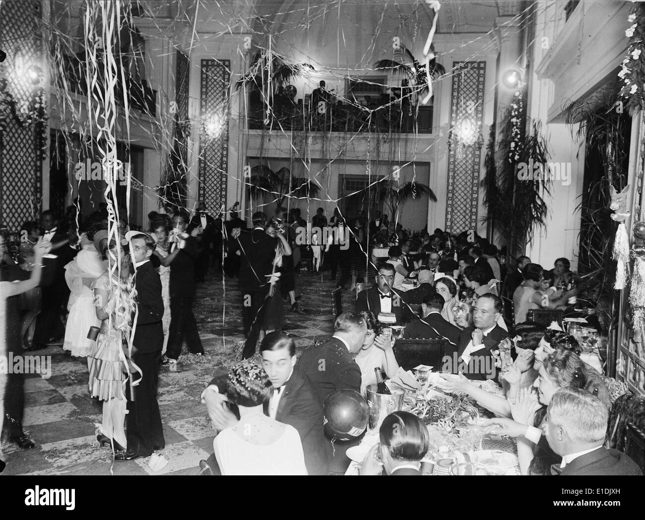 Die Festa de Passagem de Ano in Lissabon ist eine Feier, die den Übergang ins neue Jahr markiert und durch festliche Veranstaltungen und Feuerwerke geprägt ist. Die Veranstaltung ist ein wichtiger Teil des kulturellen Lebens in Lissabon und zieht sowohl Einheimische als auch Touristen an. Stockfoto