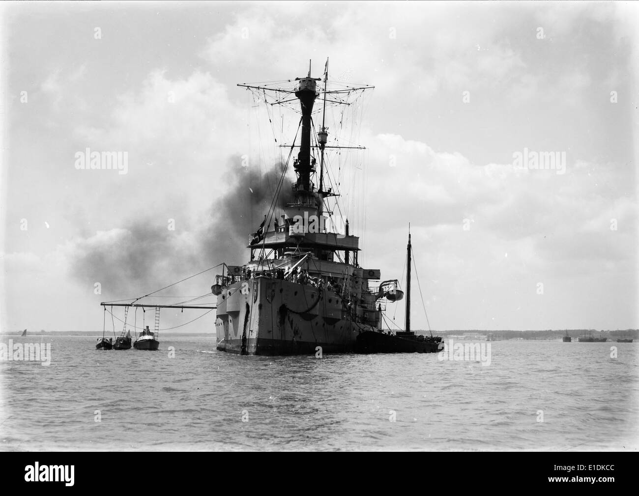 1927 wurde ein deutsches Schiff im Tejo bei Lissabon vor Anker gebracht. Diese Veranstaltung ist ein bemerkenswerter Moment in der maritimen Geschichte der Region und unterstreicht die Rolle des Hafens von Lissabon im internationalen Seeverkehr zu Beginn des 20. Jahrhunderts. Stockfoto