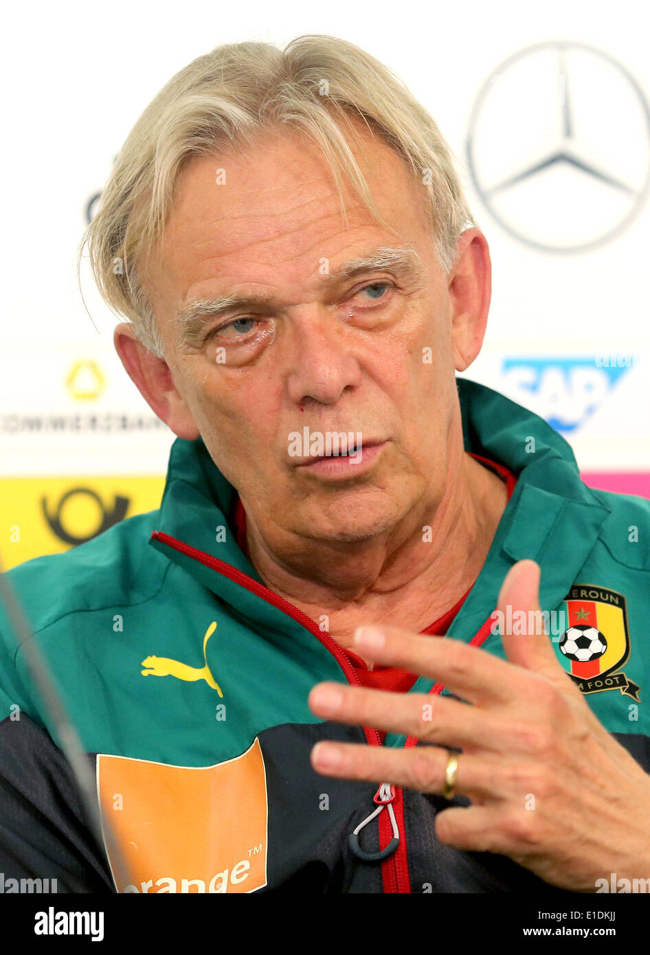 Mönchengladbach, Deutschland. 31. Mai 2014. Kamerunische Fußball-Nationalmannschaft des deutschen Trainer Volker Finke-Einrichtungen während einer Pressekonferenz in Mönchengladbach, 31. Mai 2014. Kamerun wird Deutschland am 1. Juni 2014 in einem internationalen Freundschaftsspiel in Vorbereitung auf die FIFA WM 2014 in Brasilien stattfindenden vom 12 Juni bis 13. Juli 2014 stellen. Foto: Roland Weihrauch/Dpa/Alamy Live News Stockfoto