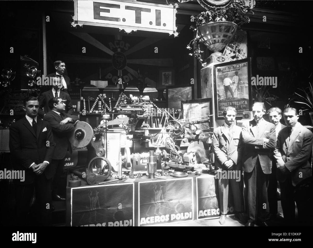 Die 1. Salão Automóvel in Lissabon, 1925, war eine große Automobilmesse, die die neuesten Entwicklungen in der Automobilindustrie zeigte, mit verschiedenen Automobilherstellern und innovativen Fahrzeugdesigns. Stockfoto