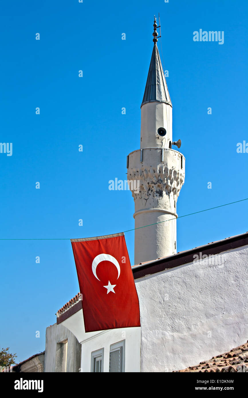 Türkische Flagge vor Moschee Minarett Stockfoto