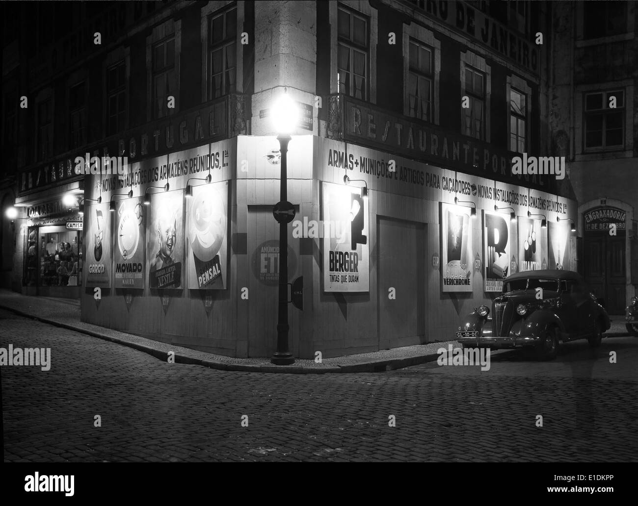 Cartazes publicitários, oder Werbeplakate, stellen einen wichtigen Aspekt der öffentlichen Kommunikation in Portugal dar. Mário Novais nahm diese Bilder als Teil seiner Erkundung der Werbekultur Lissabons auf. Stockfoto