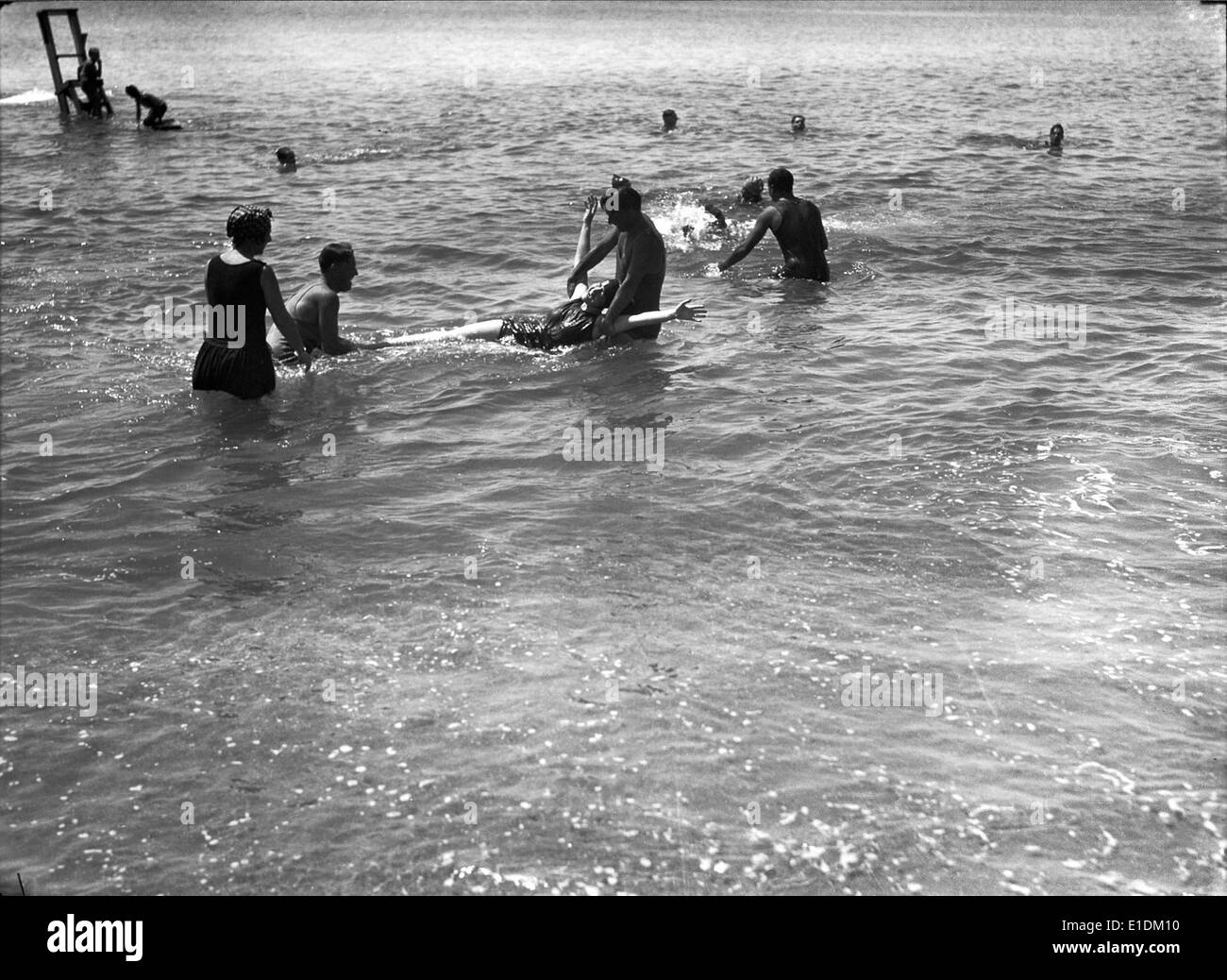 Praia do Monte Estoril in Portugal, fotografiert 1928, ist ein Strand, der für seine landschaftliche Schönheit und seine beliebte Lage an der Küste von Estoril bekannt ist. Stockfoto