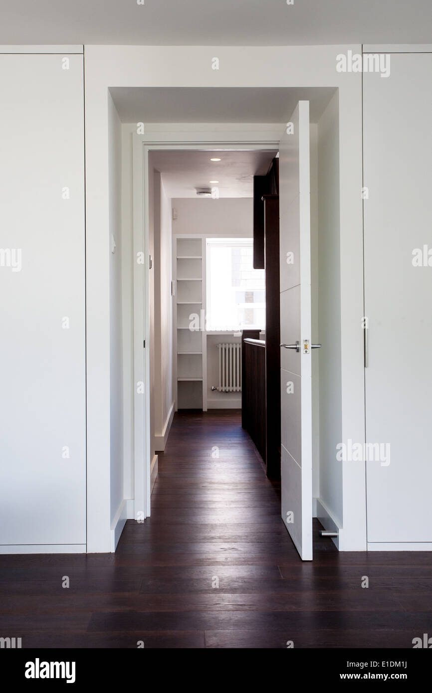 Offenen Tür, Halle und Treppe in modernes Haus, London, UK Stockfoto