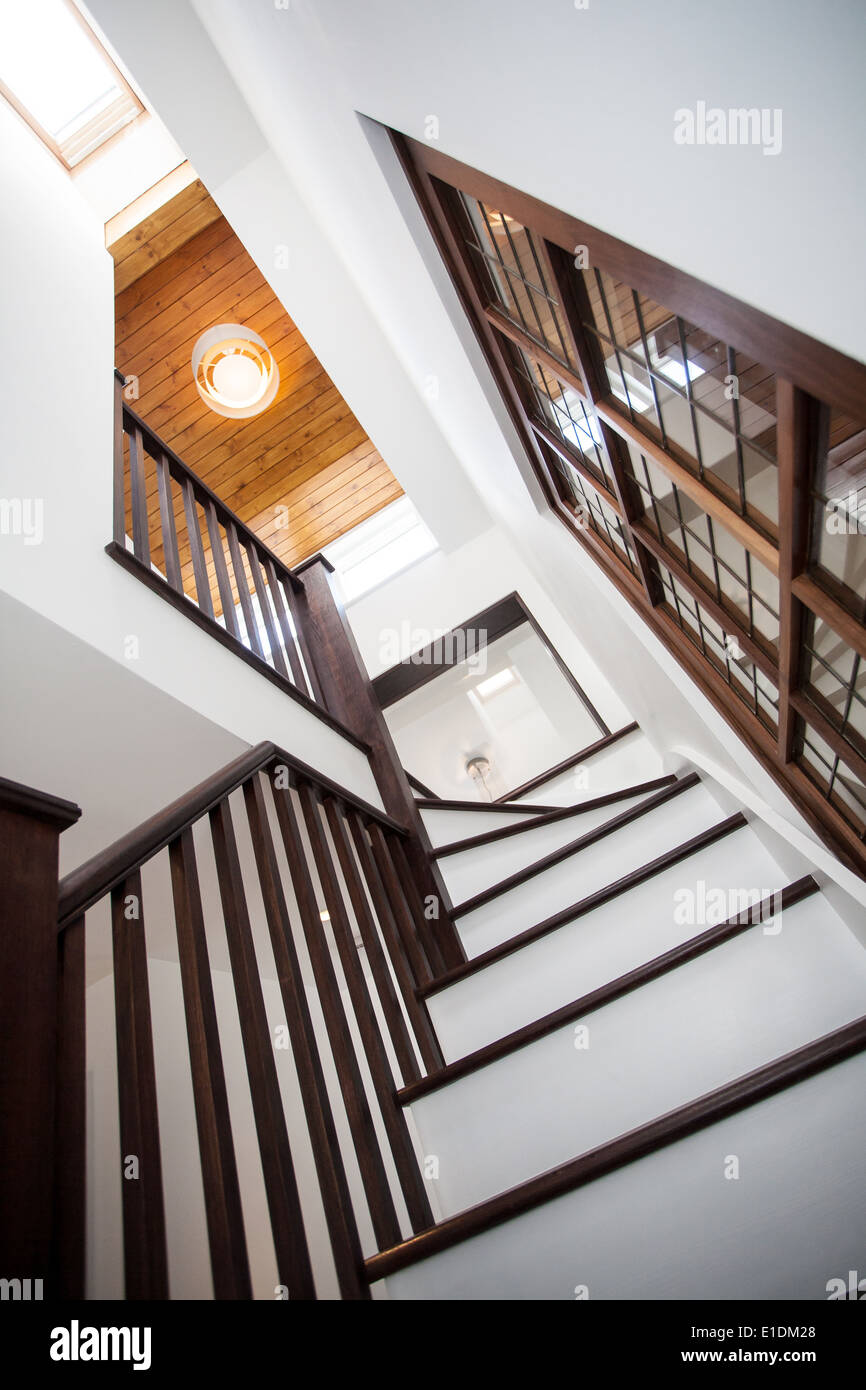 Halle und Treppe in modernes Haus, London, UK Stockfoto