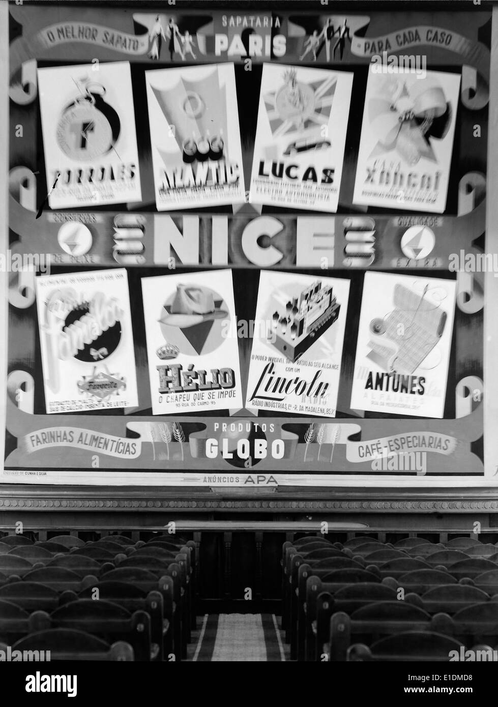 Der Cartaz publicitário no pano de cena in Lissabon ist ein Werbeplakat auf einem Bühnenvorhang. Dieses Stück stellt eine Fusion von Theater und kommerzieller Kunst in Portugal dar und zeigt Werbetechniken in einem theatralischen Setting. Stockfoto