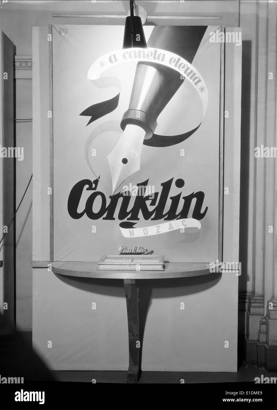 Cartaz publicitário in Lissabon bezieht sich auf Werbeplakate der Stadt, die zu kommerziellen und Werbezwecken verwendet werden. Diese öffentlichen Plakate spielen eine wichtige Rolle in der Werbekultur der Stadt und in der urbanen Marketingstrategie. Stockfoto