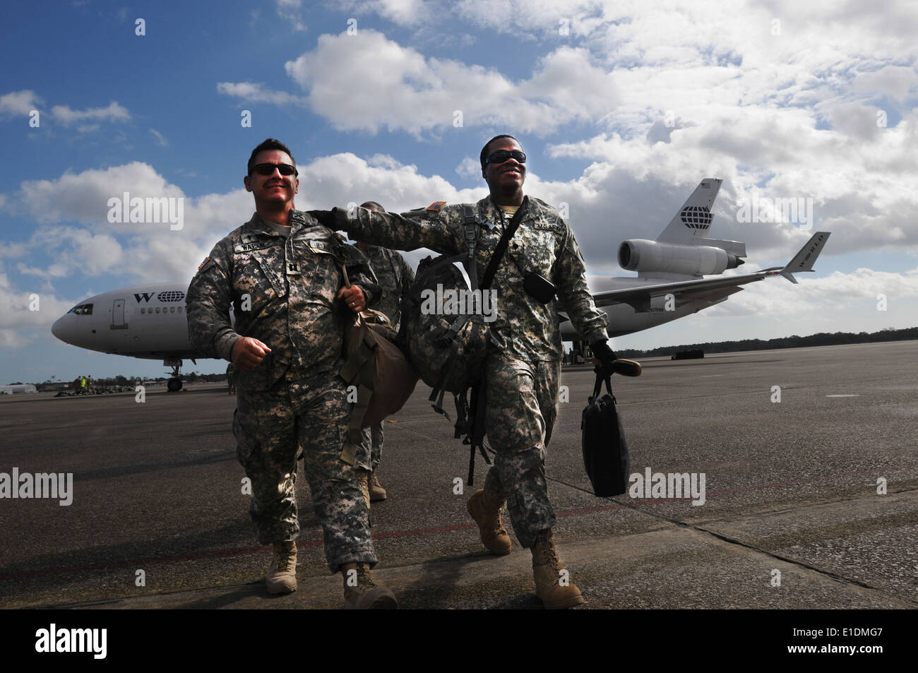 US Army Kaplan Captain Thomas Watson, links, und Spc. Timothy Gilbert kommen am Hunter Army Air Field in Savannah, Georgia, Jan. 1 Stockfoto