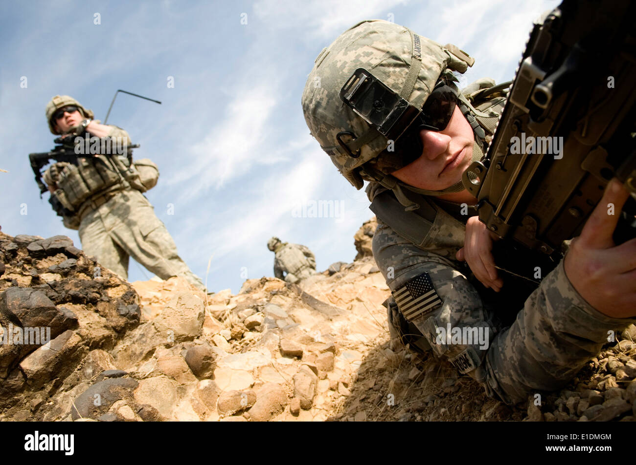 US Armee Private First Class Brialynn Lanteigne bietet Sicherheit für einen Steuerpunkt Verkehr in dieses Viertel der afghanischen Stockfoto
