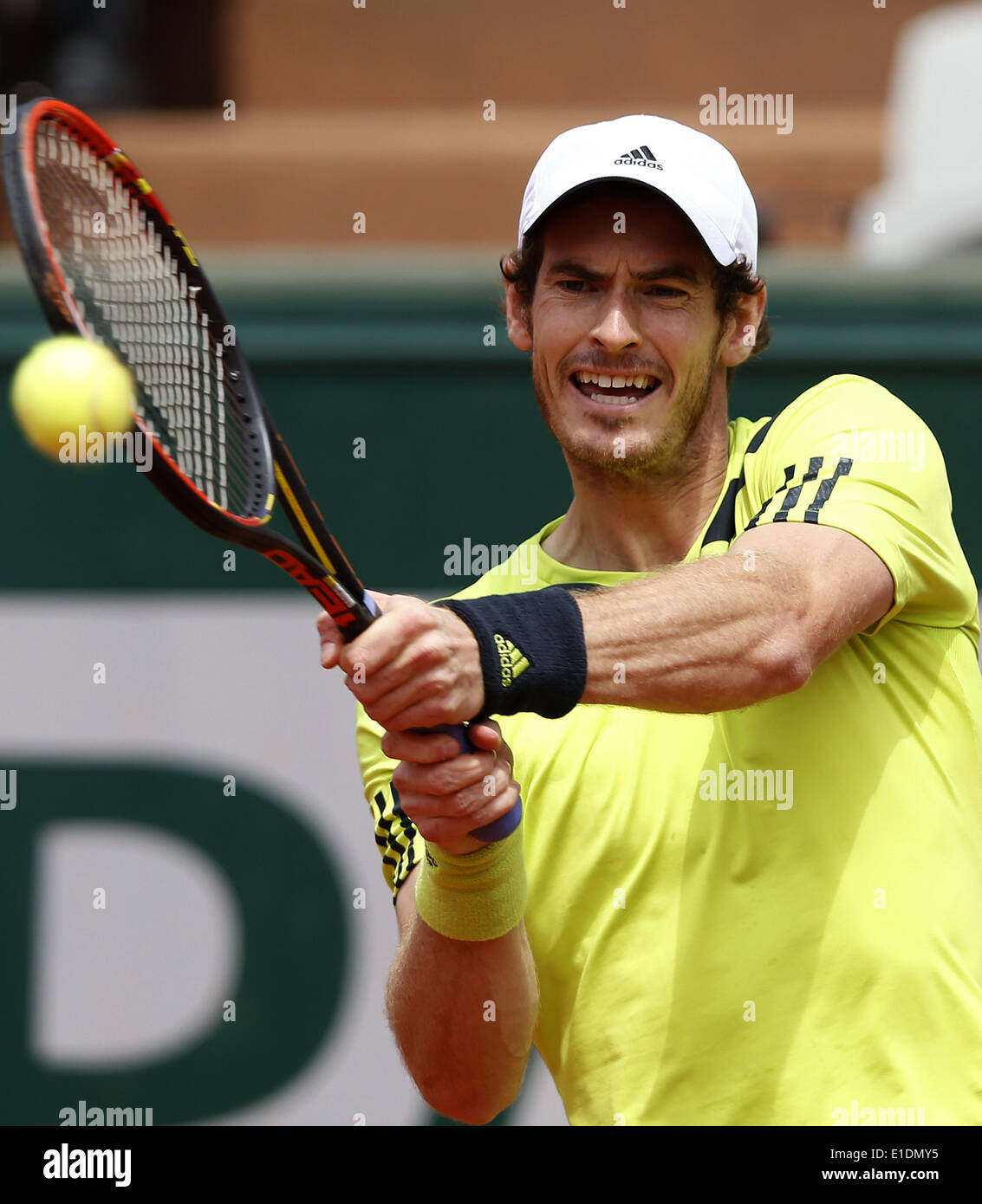 Paris, Frankreich. 1. Juni 2014. Andy Murray aus Großbritannien kehrt den Ball in den Männern Singles dritten Vorrundenspiel gegen Philipp Kohlschreiber Deutschland am 8. Tag der French Open in Roland Garros in Paris am 1. Juni 2014. Andy Murray gewann 3-6 6-3 6-3 4-6 12-10. (Xinhua/Wang Lili) Stockfoto