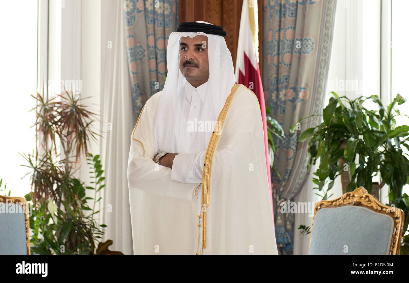 Der Emir von Katar, Scheich Tamim bin Hamad bin Khalifa Al Thani (R) wartet auf die Ankunft des deutschen Außenministers in Doha, Qatar am 1. Juni 2014. Steinmeier ist auf einer Tour des Nahen Ostens, die ihn zu Libanon, den Vereinigten Arabischen Emiraten und Katar und seine Gespräche beinhalten den Konflikt in Syrien. Foto: Bernd von Jutrczenka/dpa Stockfoto