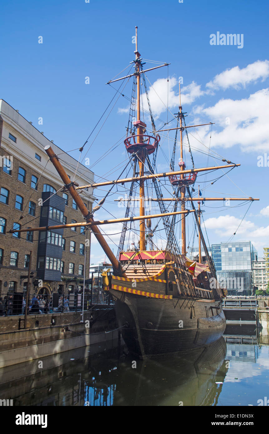 Replikat der Golden Hind angedockt in St Mary Overie Dock, London, England, UK Stockfoto