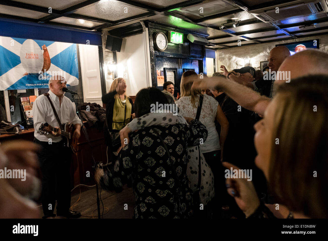 Nachtleben in schottischen Pub in Edinburgh, Schottland Stockfoto