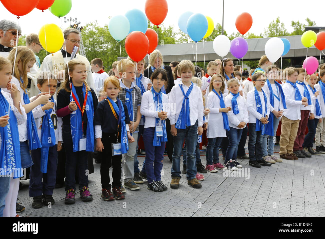 REGENSBURG, Deutschland - Juni 1: Kinder aus Leipzig tragen 100 Ballons in die Masse schließen die 99. Deutscher Katholikentag, Vertretung der 100. Deutscher Katholikentag in Leipzig im Jahr 2016 stattfinden. Tausende von Menschen kamen zu der Schließung Open-Air-Messe der 99. Deutscher Katholikentag (Deutsch-katholische Kirche-Kongress). Der Chef Zelebrant war Reinhard Marx, Kardinal-Erzbischof von München und Freising. Die Open-Air-Messe endete die 5-Tages-Kongress. (Foto von Michael Debets / Pacific Press) Stockfoto