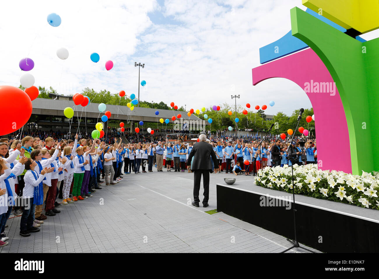 REGENSBURG, Deutschland - Juni 1: lassen Sie Kinder aus Leipzig 100 Luftballons fliegen bei der Schließung Masse der 99. Deutscher Katholikentag, Vertretung der 100. Deutscher Katholikentag in Leipzig im Jahr 2016 stattfinden. Tausende von Menschen kamen zu der Schließung Open-Air-Messe der 99. Deutscher Katholikentag (Deutsch-katholische Kirche-Kongress). Der Chef Zelebrant war Reinhard Marx, Kardinal-Erzbischof von München und Freising. Die Open-Air-Messe endete die 5-Tages-Kongress. (Foto von Michael Debets / Pacific Press) Stockfoto