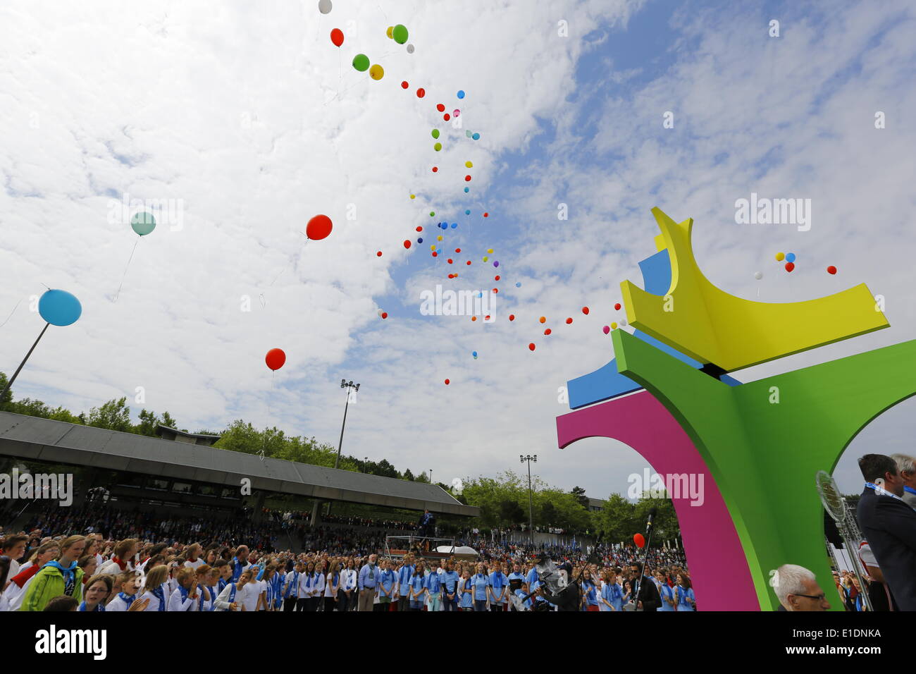 REGENSBURG, Deutschland - Juni 1: lassen Sie Kinder aus Leipzig 100 Luftballons fliegen bei der Schließung Masse der 99. Deutscher Katholikentag, Vertretung der 100. Deutscher Katholikentag in Leipzig im Jahr 2016 stattfinden. Tausende von Menschen kamen zu der Schließung Open-Air-Messe der 99. Deutscher Katholikentag (Deutsch-katholische Kirche-Kongress). Der Chef Zelebrant war Reinhard Marx, Kardinal-Erzbischof von München und Freising. Die Open-Air-Messe endete die 5-Tages-Kongress. (Foto von Michael Debets / Pacific Press) Stockfoto