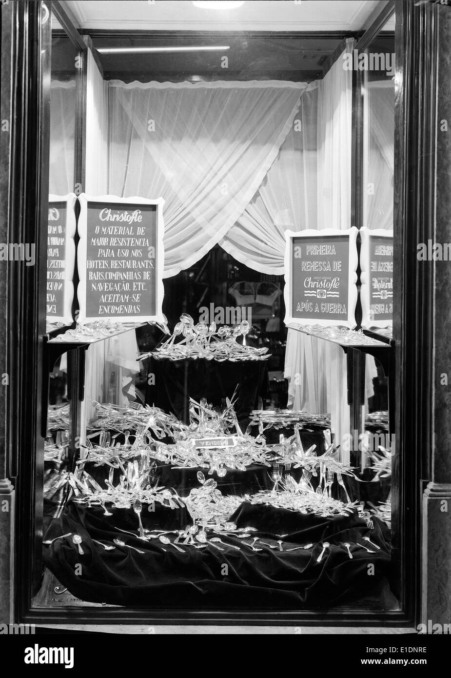 Auf der Schaufenster-Ausstellung 1947 in Lissabon wurden kreative Schaufensterausstellungen lokaler Unternehmen vorgestellt, die die Kunst des visuellen Merchandising und ihre Rolle in der Einzelhandels- und Kulturlandschaft der Stadt beleuchten. Stockfoto