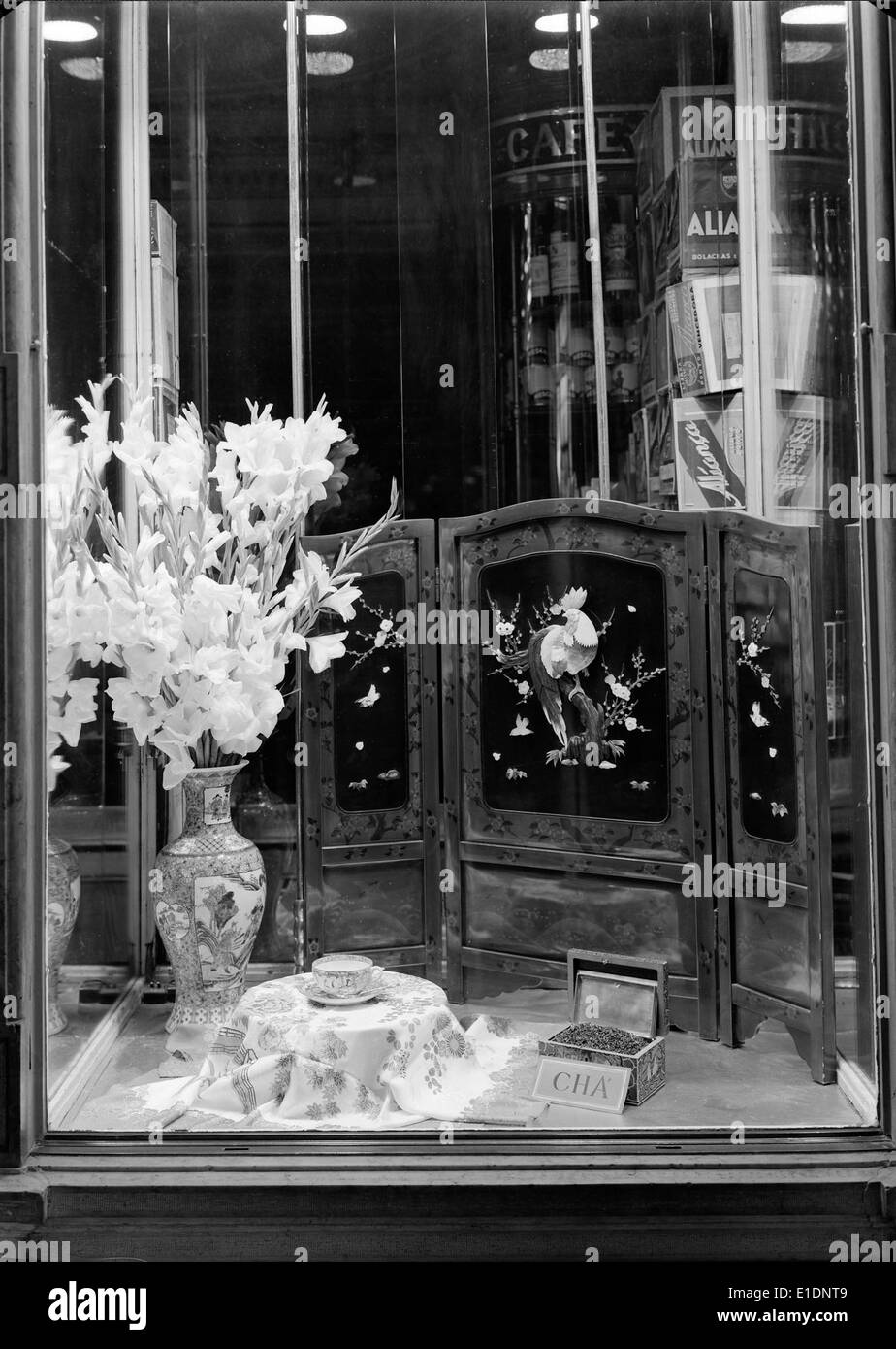 Die Exposição de Montras, die 1947 in Lissabon stattfand, war eine prominente Veranstaltung, die die neuesten Trends im Bereich Schaufensterausstellungen im Einzelhandel zeigte. Diese Ausstellung beleuchtet die künstlerische und kommerzielle Nutzung von Schaufensterdisplays im Einzelhandel und erregte Aufmerksamkeit für ihre Kreativität und Innovation im visuellen Merchandising. Stockfoto