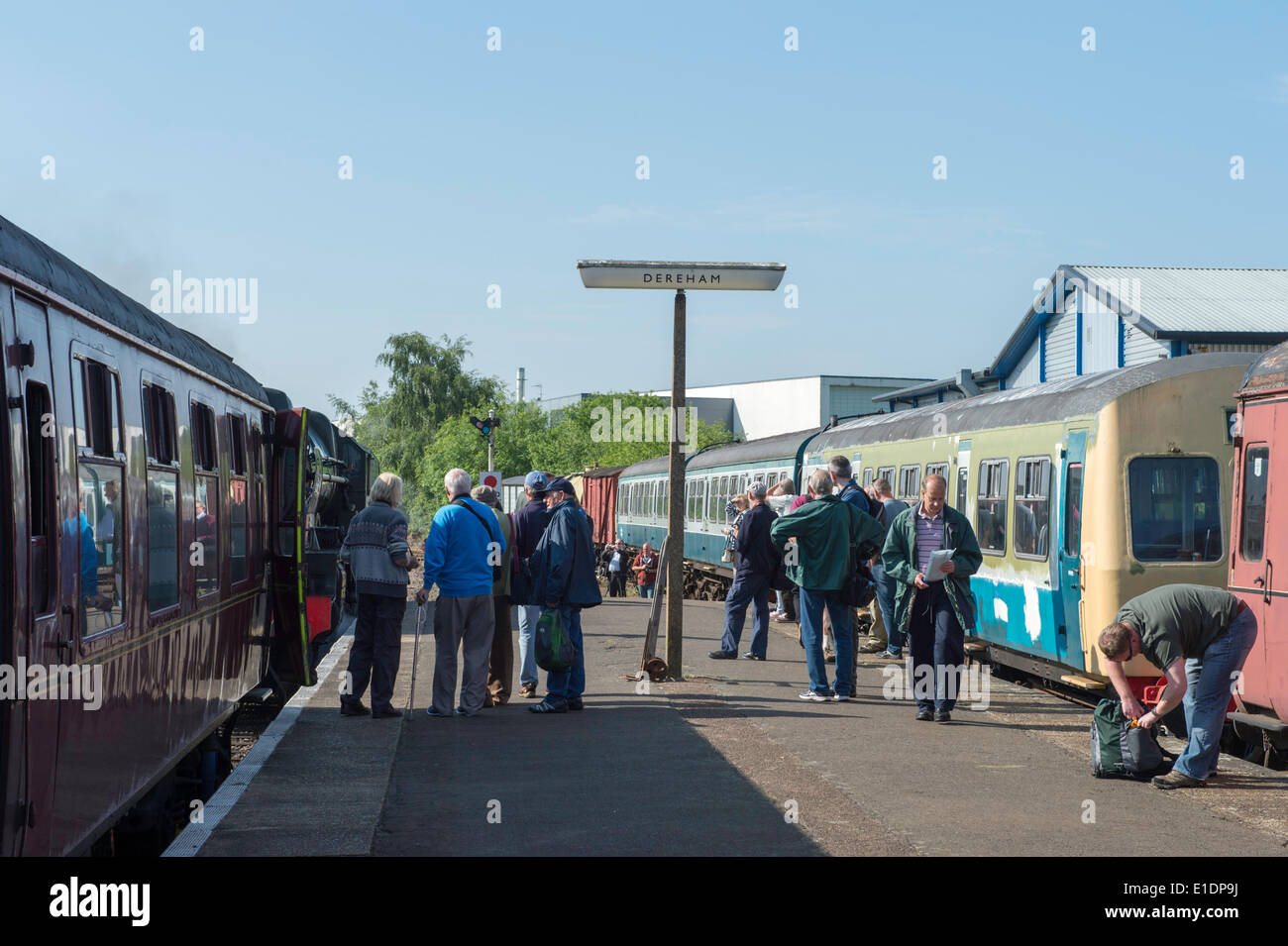 Dereham, UK. 1. Juni 2014. LMS Jubilee Klasse 6 P 4-6-0 keine 45699 Galatea LMS Roel Scot Klasse 7P 4-6-0 keine 46115 Scots Gardist LMS Klasse 8F 2-8-0 keine 48151 besuchen Norfolk für die Dampf-Gala vom 30. Mai 2014. zu 1. Juni 2014 zieht viele Besucher aller Altersgruppen. Bildnachweis: Major Gilbert/Alamy Live-Nachrichten Stockfoto