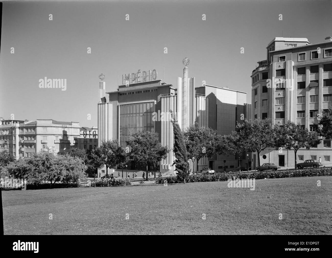 Das Cine-Teatro Império in Lissabon ist ein historisches Theater, das für seine architektonische und kulturelle Bedeutung bekannt ist. Das Gebäude war ein Zentrum für Kunst und Unterhaltung in Lissabon und spiegelt die kulturelle Entwicklung der Stadt im Laufe der Zeit wider. Das Theater wurde von Mário Novais aufgenommen und zeigt die Rolle der Aufführungsorte in der portugiesischen Kultur. Stockfoto
