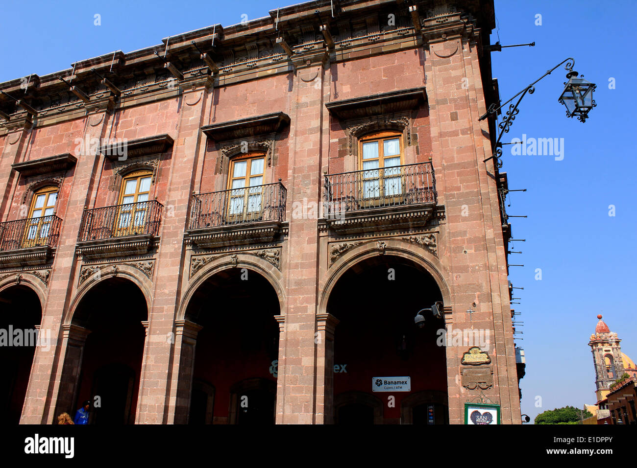 Gebäude im Kolonialstil mit Bögen unter Futter vom Hauptplatz in San Miguel de Allende, Guanajuato, Mexiko Stockfoto