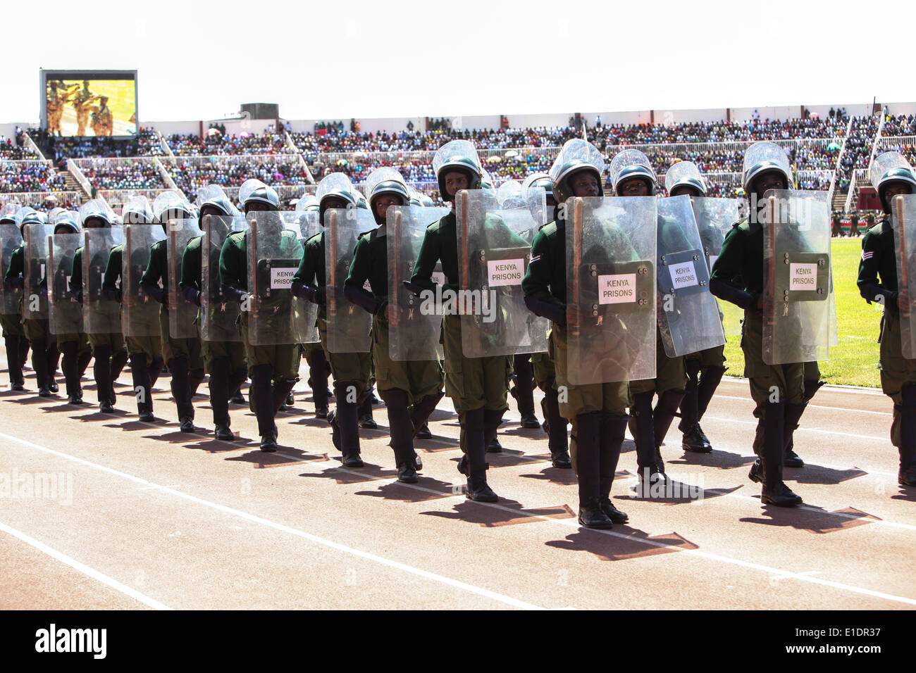 Nairobi, Kenia. 1. Juni 2014. Kenias Gefängnisse Offiziere teilnehmen an der feierlichen Parade während des Landes 51 Unabhängigkeitstag Cerebrations, im Nyayo National Stadium in der kenianischen Hauptstadt Nairobi am 1. Juni 2014, 1. Juni ist eine jährliche Gehirntätigkeit anlässlich der Freiheit des Landes von den britischen Kolonisten im Jahre 1963, der Cerebrations kommt zu einem Zeitpunkt hat Kenia Wirtschafts- und Unsicherheit Herausforderungen.  Bildnachweis: Tom Maruko/PACIFIC PRESS/Alamy Live-Nachrichten Stockfoto