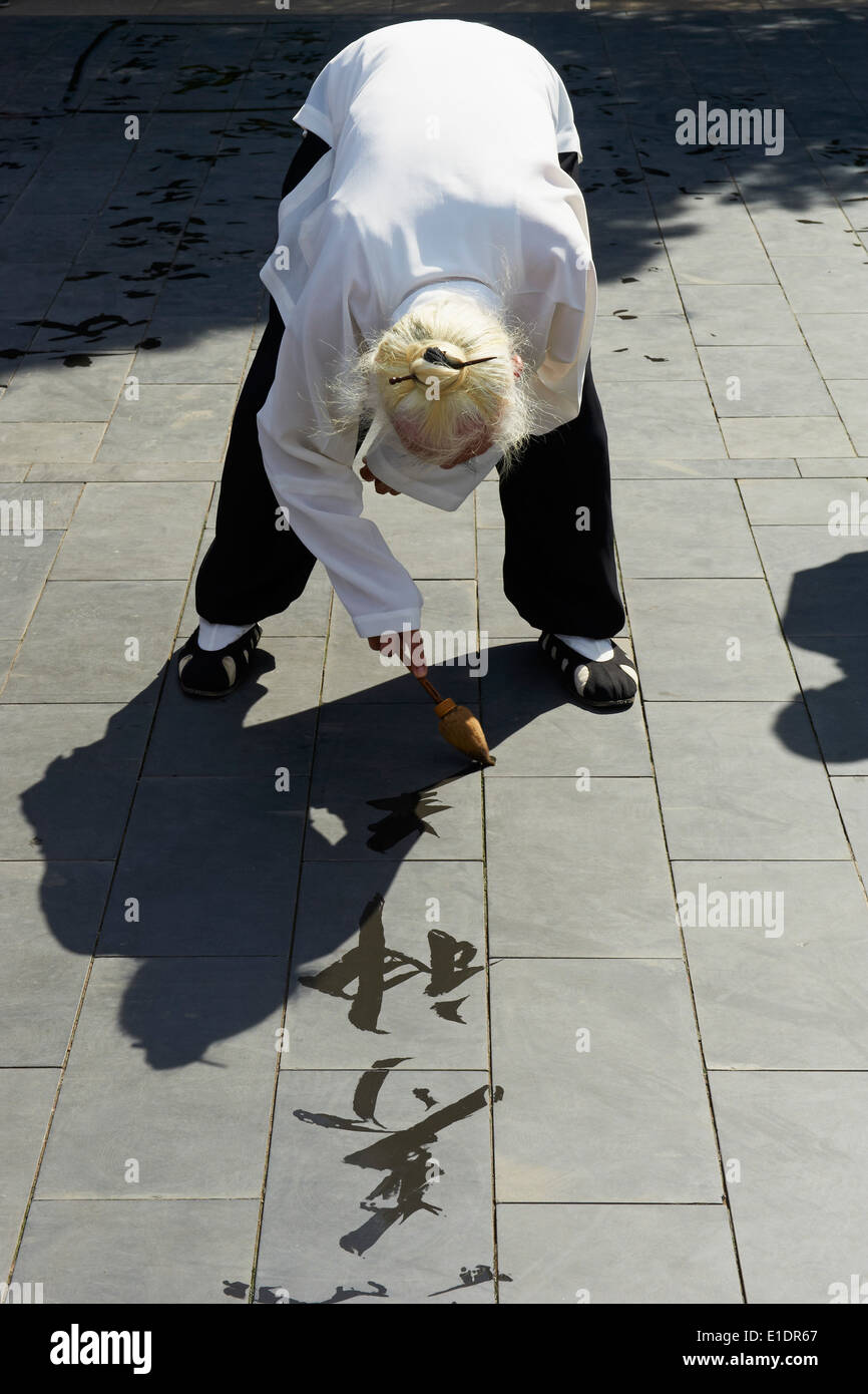 China, Beijing, Kalligraphie Exercice im Beihai-park Stockfoto