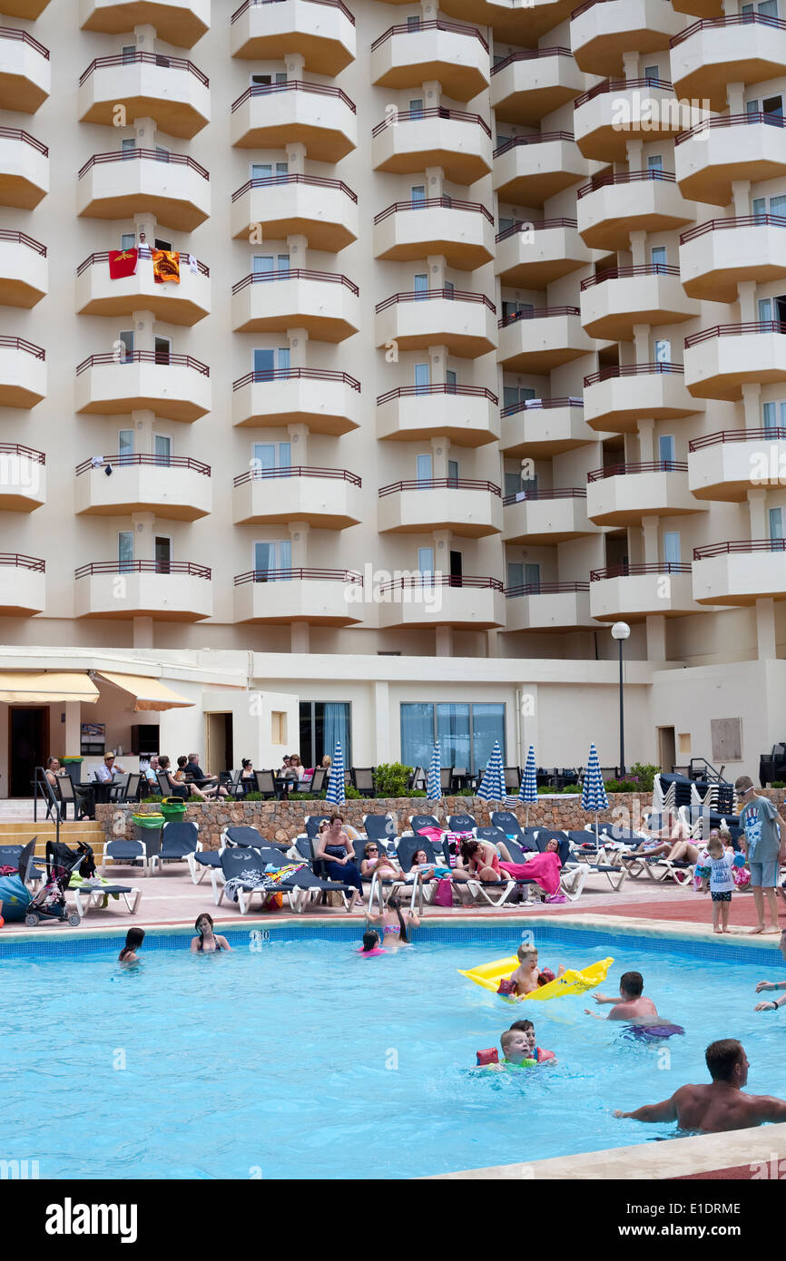 Urlauber genießen den Pool in einer Hotelanlage auf Ibiza Stockfoto