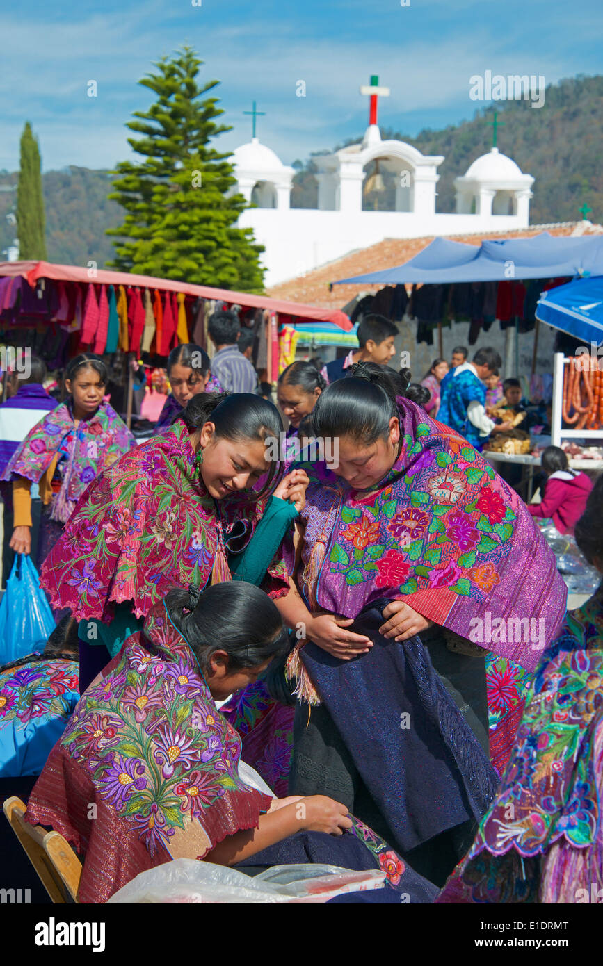 Drei indische Frauen, die Tzotzil Inspektion Textilien Sonntag Markt San Lorenzo Zinacantan Dorf Chiapas Stockfoto