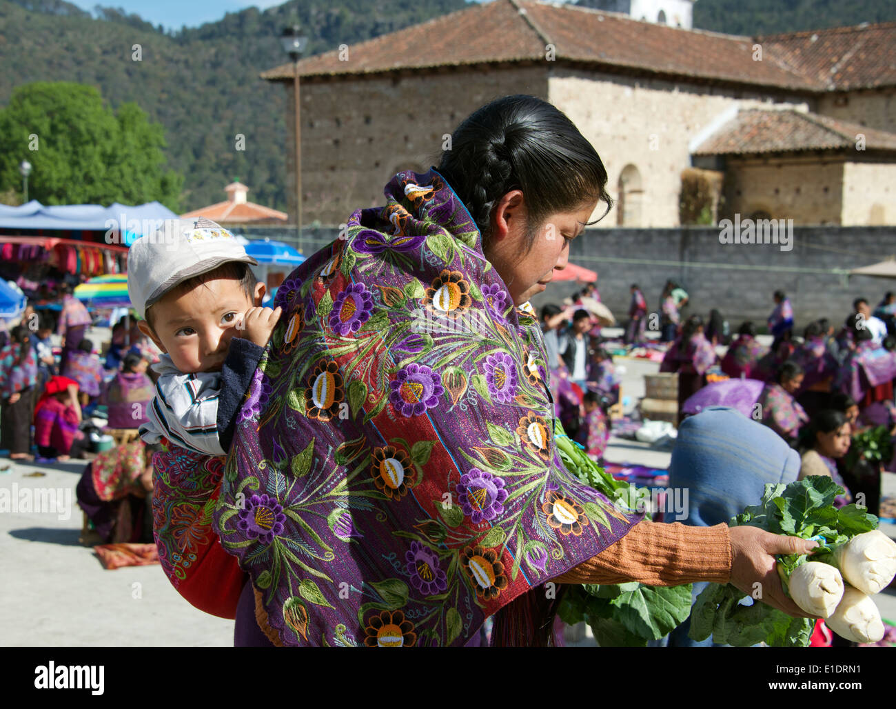 Tzotzil indische Mutter mit Sohn auf Rückseite Sonntagsmarkt kaufen Gemüse San Lorenzo Zinacantan Dorf Chiapas-Mexiko Stockfoto