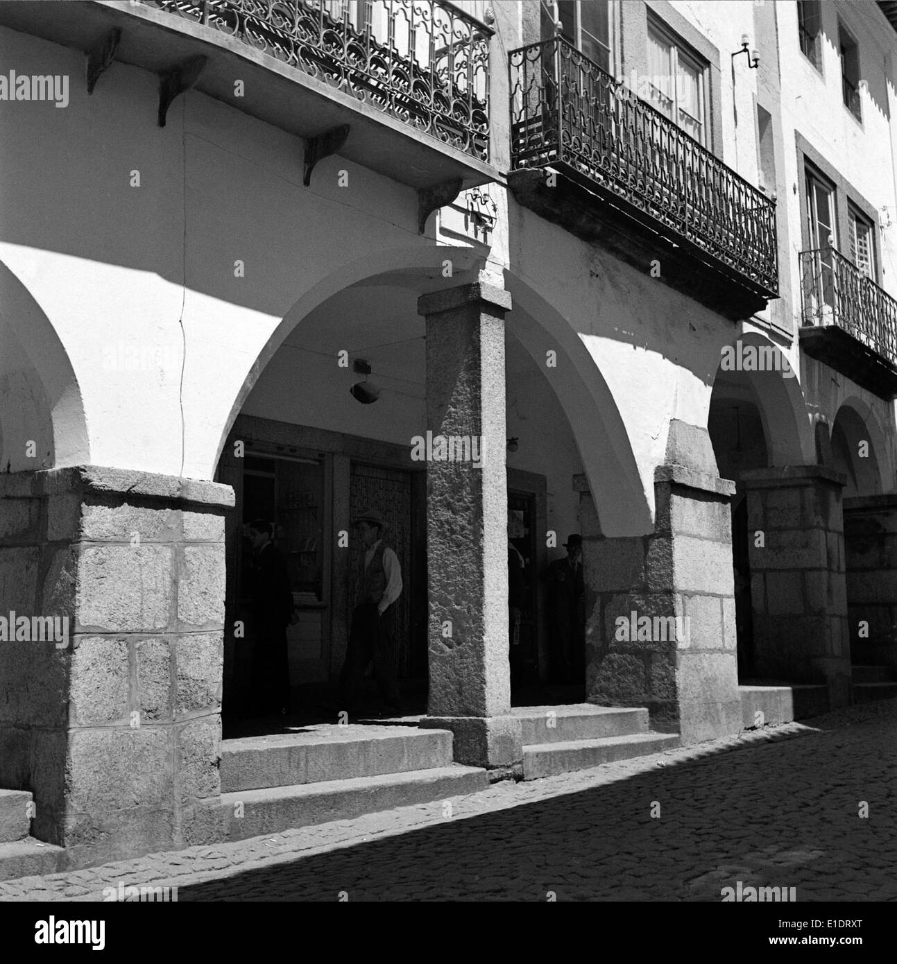 Die Praca do Giraldo in Evora, Portugal, ist ein zentraler Platz, der für seine historische Bedeutung und seine wunderschöne Architektur bekannt ist. Der Platz ist ein bedeutendes Wahrzeichen der Stadt, umgeben von traditionellen Gebäuden und kulturellen Stätten. Stockfoto