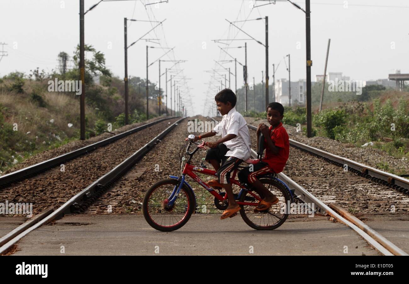 Bhubaneswar, Indien. 1. Juni 2014. Kinder fahren mit dem Fahrrad als sie cross-Rail Reisszwecken in Bhubaneswar, Ost-Indien, 1. Juni 2014. © Stringer/Xinhua/Alamy Live-Nachrichten Stockfoto