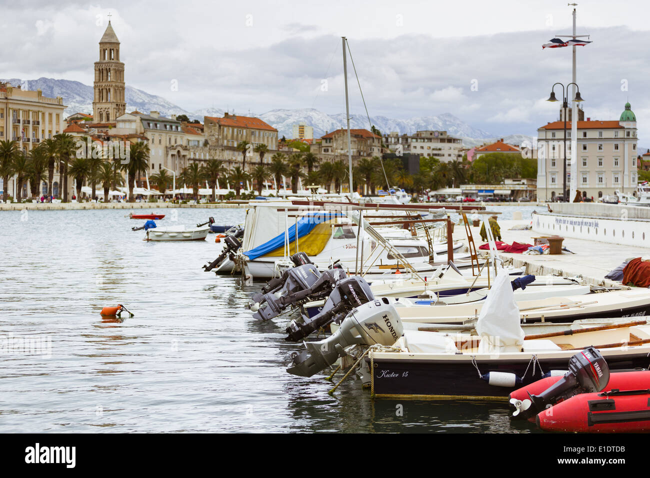 Angelboote/Fischerboote liegen vor Anker am Matejuska in split Kroatien. im Hintergrund ist die Riva Promenade und St. Domnius Kathedrale zu sehen Stockfoto