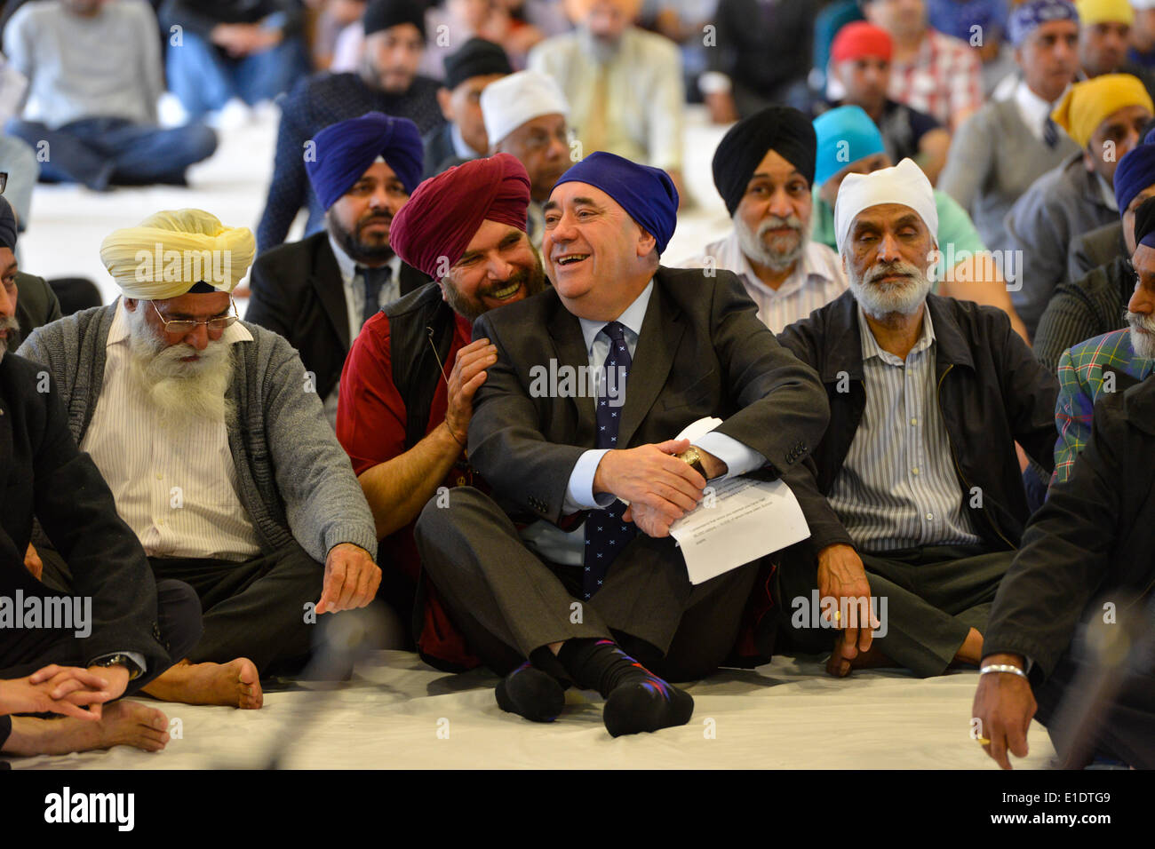 Glasgow, Großbritannien. Juni 2014. Der erste Minister Alex Salmond teilt einen Witz, als er Mitglieder der schottischen Sikh-Gemeinschaft bei einem Besuch in der Glasgow Gurdwara am Sonntag, 01. Juni 2014 in Glasgow, Schottland, traf. © David Gordon/Alamy Live News Stockfoto